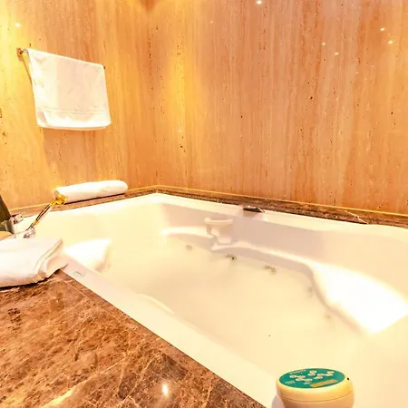 Oleholidays Torre Bermeja Frente Al Mar Y Jacuzzi Appartement